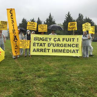 Des manifestants genevois contre la centrale nucléaire du Bugey, en France voisine. [RTS - Nicolae Schiau]