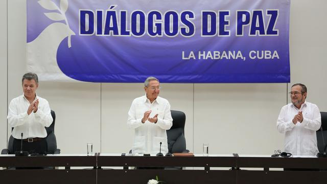 Le président cubain Raul Casto entouré du président colombien Juan Manuel Santos (à gauche) et du leader des Farc Rodrigo Londono, le 23 juin 2016 à La Havane. [REUTERS - Alexandre Meneghini]