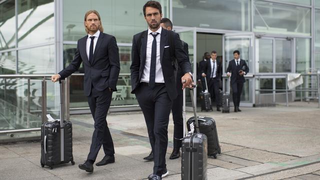 Michael Lang (à gauche) et Matias Delgado (à droite) sont arrivés sur sol londonien pour y défier Arsenal. [Gian Ehrenzeller]