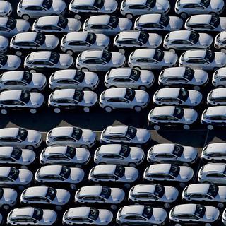 Le groupe Volkswagen, ici des véhicules Porsche, ont augmenté de près de 6%. [EPA/JAN WOITA]