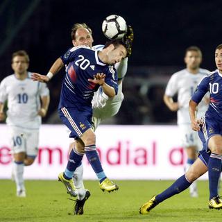 Mathieu Valbuena (premier plan à gauche) et Karim Benzema (droite) pourraient à nouveau jouer ensemble en Equipe de France à l'Euro 2016. [AP Photo/Francois Mori]