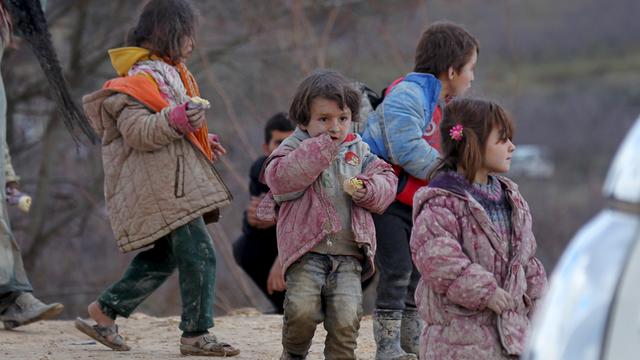 Des enfants syriens déplacés près de la frontière turque. [Reuters - Ammar Abdullah]