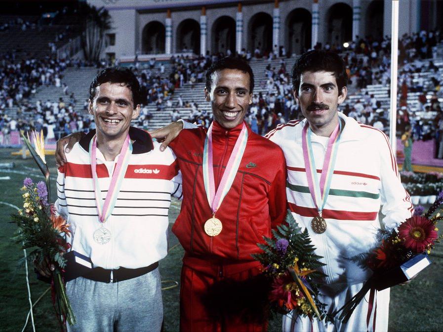 L'athlète suisse Markus Ryffel (à gauche), médaille d'argent du 5000 mètres aux Jeux olympiques de Los Angeles en 1984, derrière le Marocain Saïd Aouita. [Keystone]