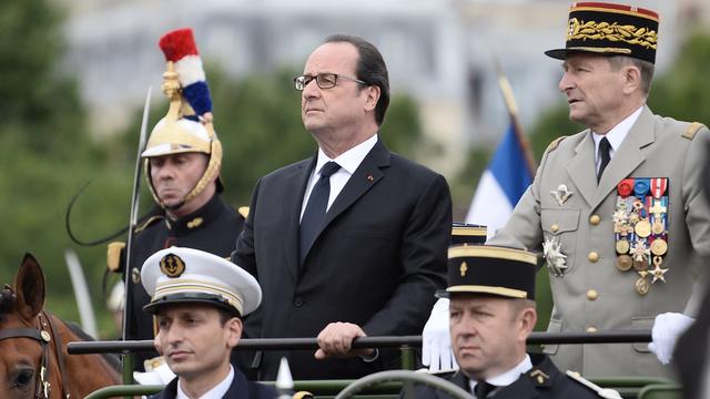 François Hollande lors du défilé du 14 juillet sur les Champs Elysées à Paris. [AP/Keystone - Stephane de Sakutin]