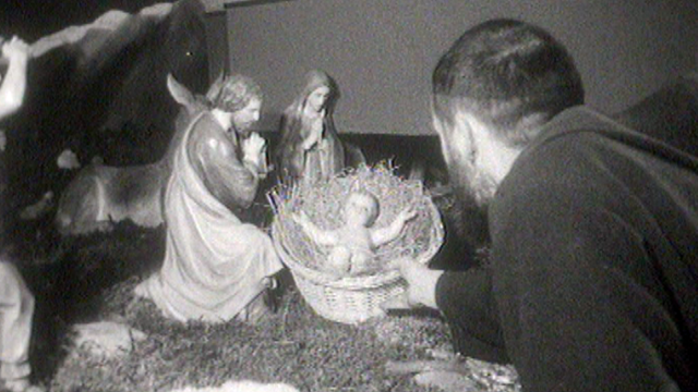 Les Capucins de Sion installent leur crèche de Noël en 1959. [RTS]
