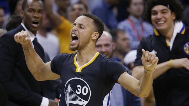 Et si Stephen Curry était parti pour inscrire son nom au panthéon de la NBA, aux côtés de Michael Jordan ou Magic Johnson? Le joueur des Golden State Warriors semble inarrêtable et enchaîne les records. [Keystone - Sue Ogrocki]