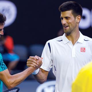 Une poignée de main chaleureuse entre Novak Djokovic (à dr.) et Gilles Simon. [V.Thian]