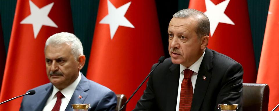 Le président turc Recep Tayyip Erdogan (d.) et son Premier ministre Binali Yildirim le 22 juillet 2016 lors d'une conférence de presse. [Turkish Presidential Press Office/AFP - Adem Altan]