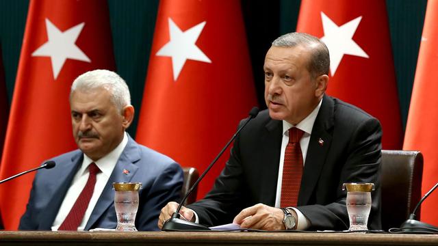Le président turc Recep Tayyip Erdogan (d.) et son Premier ministre Binali Yildirim le 22 juillet 2016 lors d'une conférence de presse. [Turkish Presidential Press Office/AFP - Adem Altan]