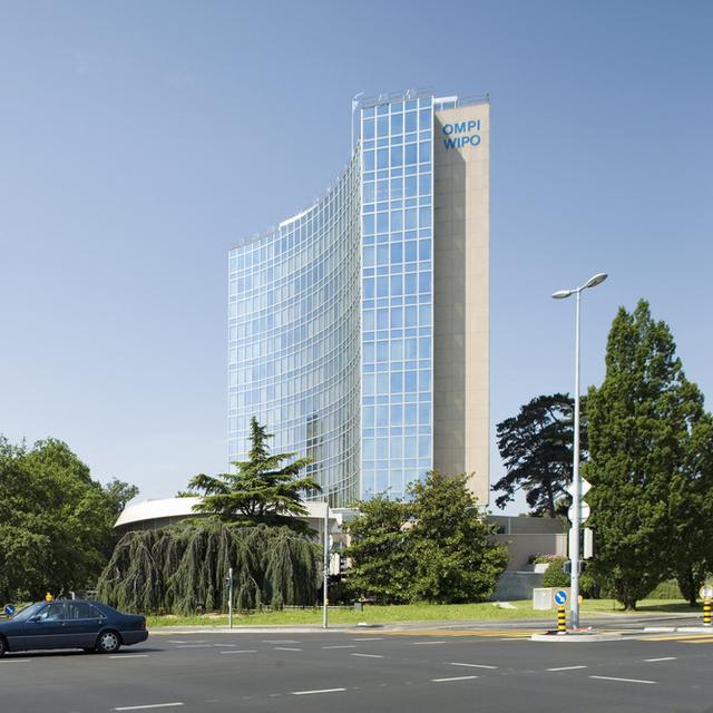 Un des bâtiments de l'UIT, à gauche sur l'image, à la place des Nations à Genève. [Keystone - Gaetan Bally]