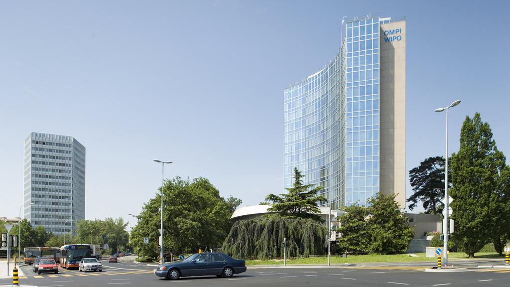 Un des bâtiments de l'UIT, à gauche sur l'image, à la place des Nations à Genève. [Keystone - Gaetan Bally]