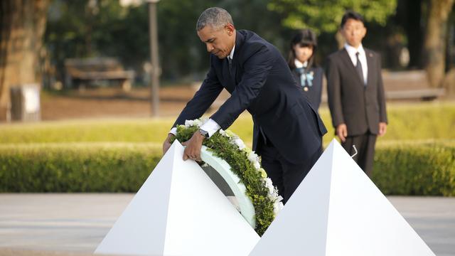 Le président américain a déposé une couronne de fleurs devant le mémorial aux victimes de la bombe nucléaire larguée sur Hiroshima par les Etats-Unis le 6 août 1945. [AP/Keystone - Shuji Kajiyama]