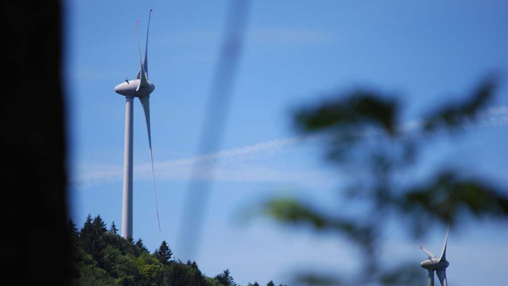 L’assemblée communale de Bourrignon a donné son feu vert à la levée partielle de l’interdiction des éoliennes. [RTS - Gaël Klein]