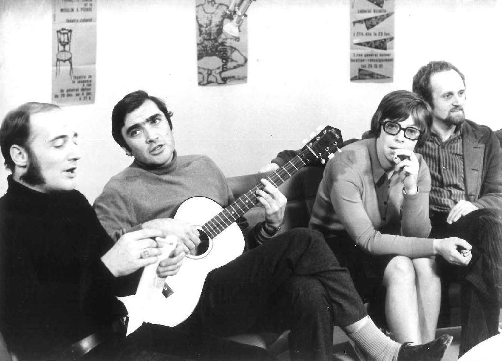 (de g. à d.) Bernard Haller, Michel Soutter, Catherine Charbon et Gilbert Divorne lors du tournage de l'émission Le moulin à poivre, 1971. [RTS - Fonds archives photos]