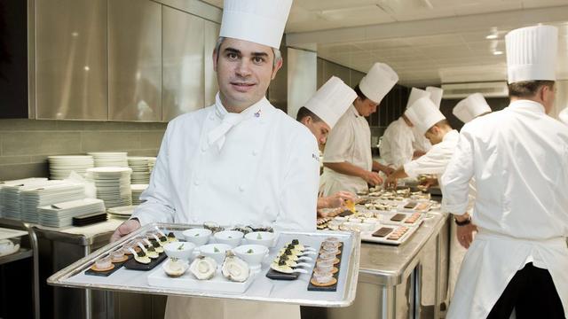 Benoît Violier et son équipe en cuisine. [Jean-Christophe Bott]