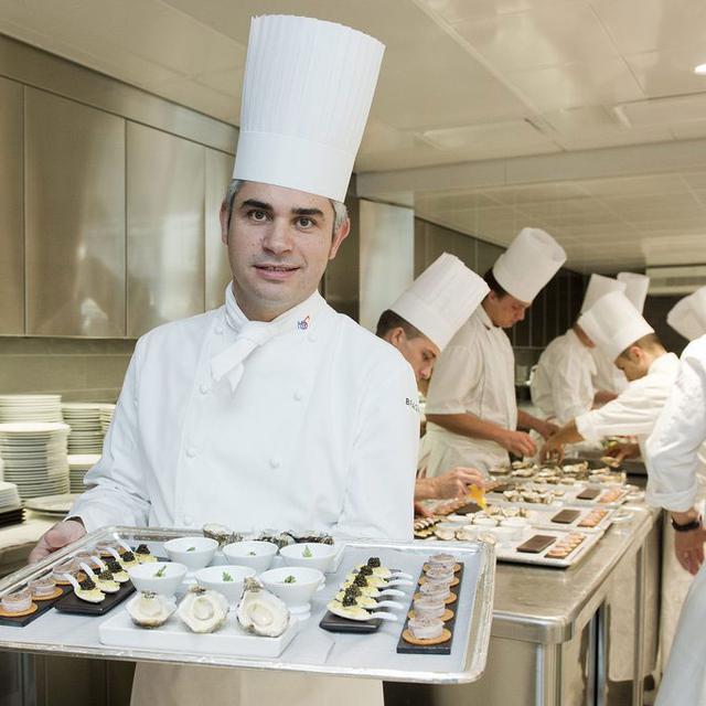 Benoît Violier et son équipe en cuisine. [Jean-Christophe Bott]