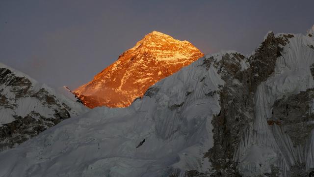 L'Everest vu depuis le Népal. [afp - AP Photo/Tashi Sherpa, file]