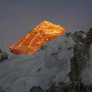 L'Everest vu depuis le Népal. [afp - AP Photo/Tashi Sherpa, file]