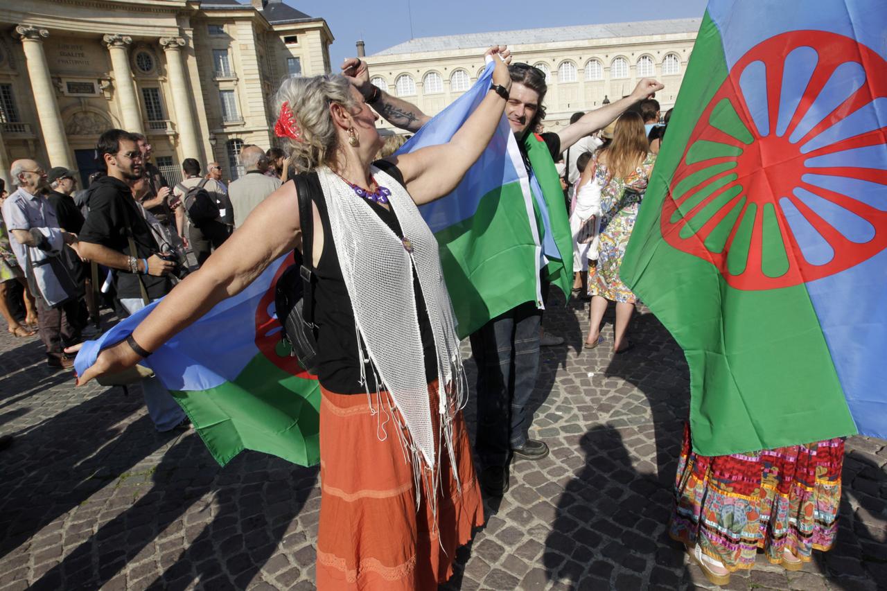 Une femme portant le drapeau des Roms. [AFP - Thomas Samson]