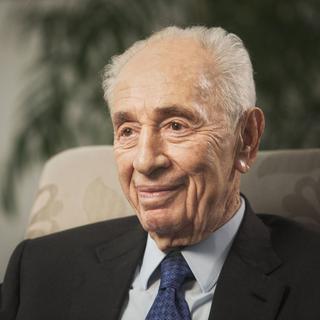 L'ancien président israélien Shimon Peres lors d'un entretien avec des journalistes en 2015. [Dan Balilty]