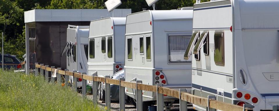 Des caravanes de gens du voyage bloquent l'autoroute au Landeron (image d'illustration). [Keystone - Urs Flüeler]