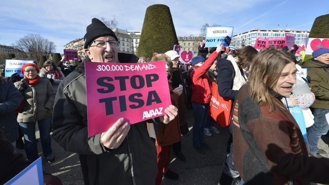 Flashmob contre l'accord TTIP à Genève en février 2015. [Keystone - Christian Brun]