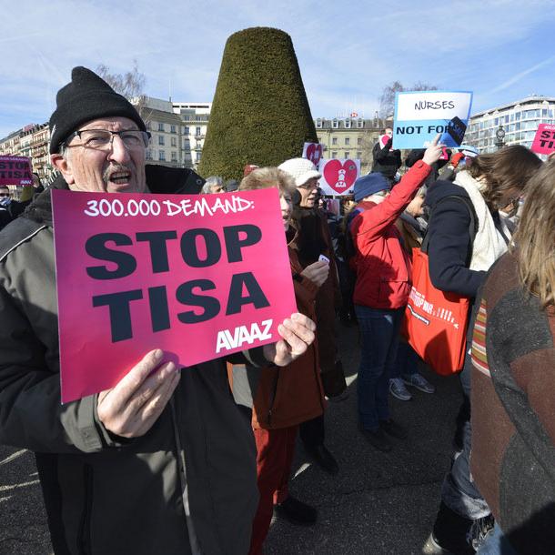 Flashmob contre l'accord TTIP à Genève en février 2015. [Keystone - Christian Brun]