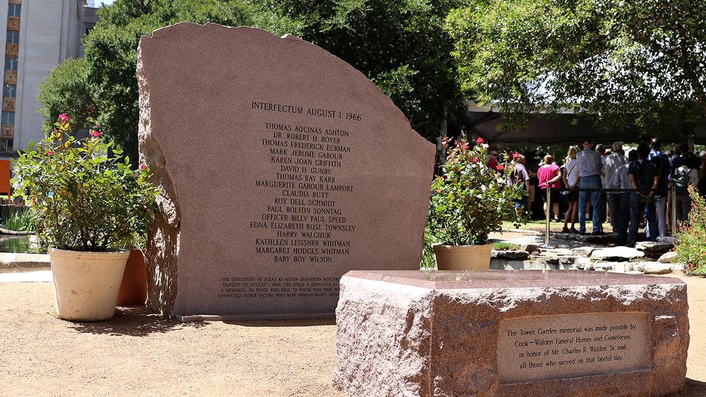 La ville d'Austin, capitale de l'Etat du Texas, commémorait pourtant lundi le massacre de 14 personnes par un étudiant sur le campus de l'Université du Texas en 1966. [Keystone - Joshua Guerra]