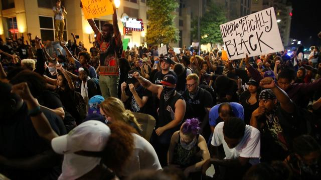 Environ 300 personnes ont manifesté à Charlotte pour la quatrième nuit consécutive. [Mike Blake]