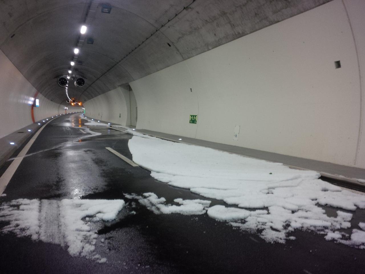 Le tunnel a été bloqué durant près de deux heures. [Pompiers jurassiens]