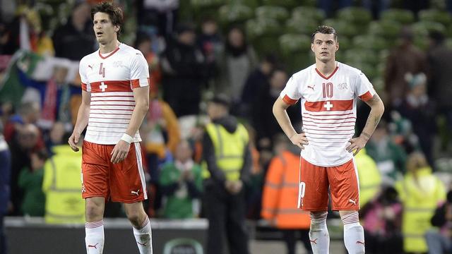 Timm Klose et Granit Xhaka accusent le but irlandais. [Keystone - Walter Bieri]