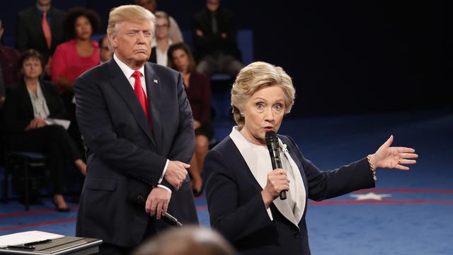 Donald Trump et Hillary Clinton lors du deuxième débat présidentiel à Saint-Louis. [Keystone - Rick T. Wilking]