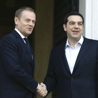 Donald Tusk a été reçu jeudi matin à Athènes par Alexis Tsipras. [AFP - Panayotis Tzamaros]