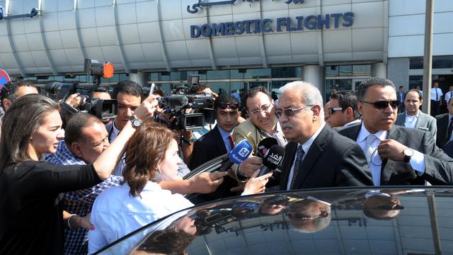 Le Premier ministre égyptien à l'aéroport du Caire. [keystone - (AP Photo/Selman Elotefy]