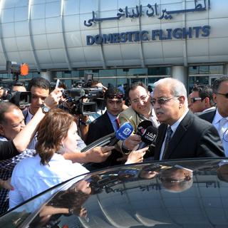 Le Premier ministre égyptien à l'aéroport du Caire. [keystone - (AP Photo/Selman Elotefy]