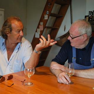 Claude Stadelmann (à gauche) en discussion avec Rolf Iseli (artiste-peintre). [DR - Nicolas Chèvre]