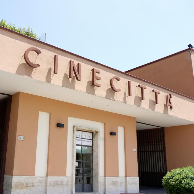 Entrée des studios Cinecittà, Rome. [CC BY-SA 3.0 - JRibaX]