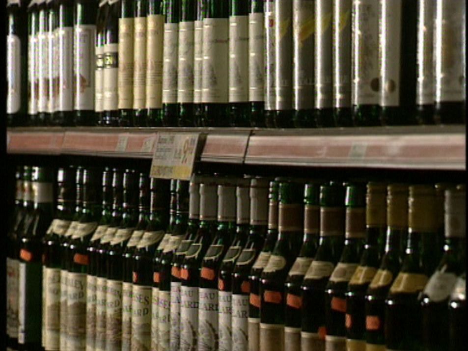 Bouteilles de vins dans les rayons d'un supermarché [RTS]