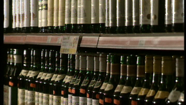 Bouteilles de vins dans les rayons d'un supermarché [RTS]