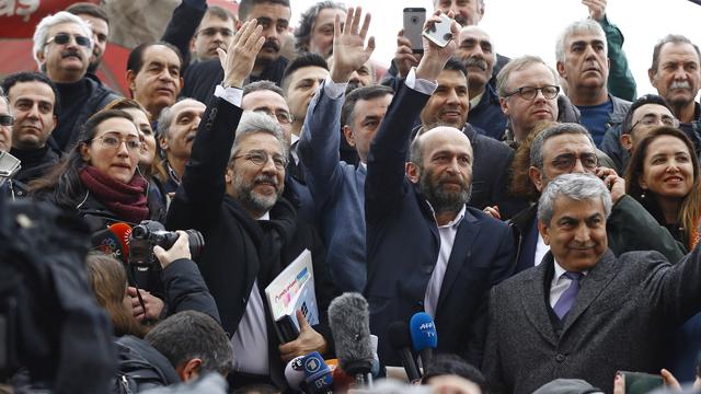 Can Dündar (à gauche) et Erdem Gül (à ses côtés) à leur arrivée au Palais de justice. [Osman Orsa]