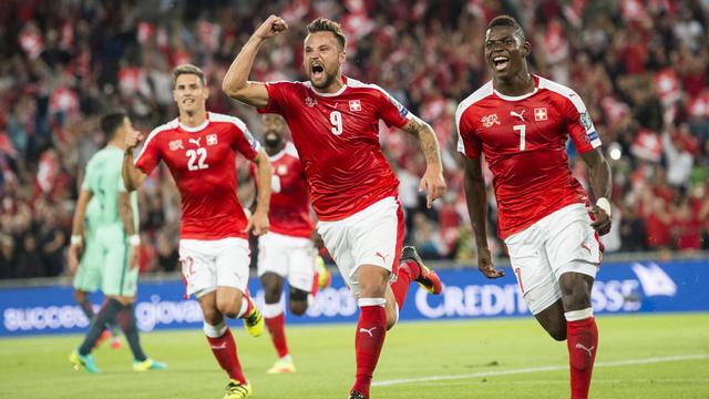 Seferovic (9) et Embolo (7) peuvent avoir le sourire après cette belle victoire de la Suisse. [Ennio Leanza]