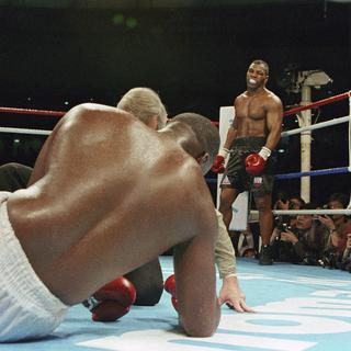"Il n’y a rien de plus dangereux qu’un boxeur heureux de boxer", avait dit Mike Tyson pour exprimer la force psychologique. (ici lors d'un combat en 1990). [AP/Keystone - Sadayuki Mikami]