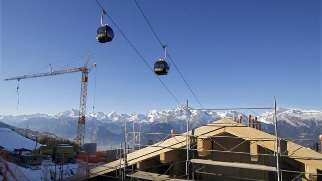 La commune de Bagnes est toujours empêtrée dans l'affaire des constructions illicites de Verbier. [Keystone - Olivier Maire]