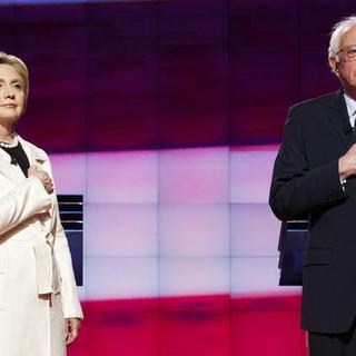 Hillary Clinton et Bernie Sanders, pendant la diffusion de l'hymne national américain, juste avant le débat de Brooklyn, ce 14 avril 2016.