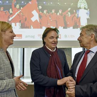 Christian Constantin entouré de Judith Bongard et de Jörg Schild de Swiss Olympic, mercredi à Lausanne. [Keystone - Christian Brun]