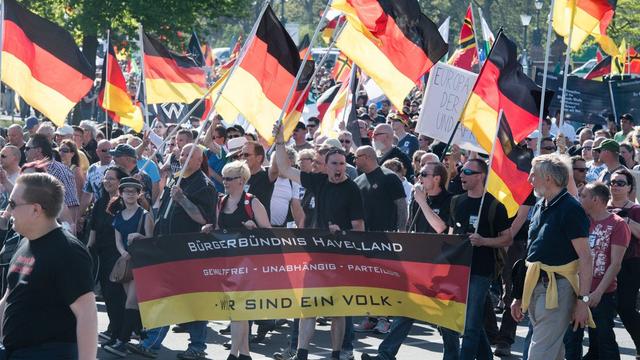 Les manifestants ont défilé près de la Chancellerie fédérale. [BERND VON JUTRCZENKA]