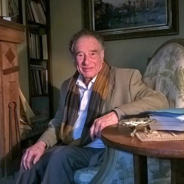 Dans le salon de musique, le fauteuil du grand-père et la cheminée restaurée par Philippe Beaussant lui-même. Musique en Mémoire Christine de Suède du 29 février au 4 mars 2016 [rts - David Meichtry]