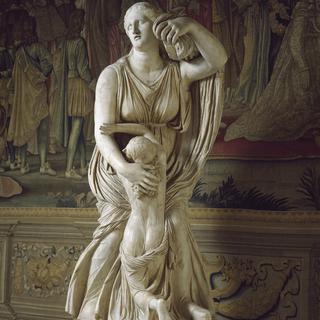 "Niobe et sa fille", sculpture de marbre romaine (4e siècle av. J.C.), exposée à la Galerie des Offices à Florence. [AFP - Luisa Ricciarini]