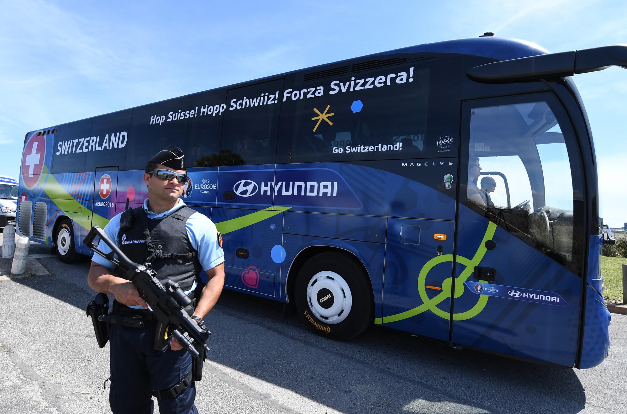 Un agent de police devant le bus de la Nati à Montpellier. [AFP - Pascal Guyot]