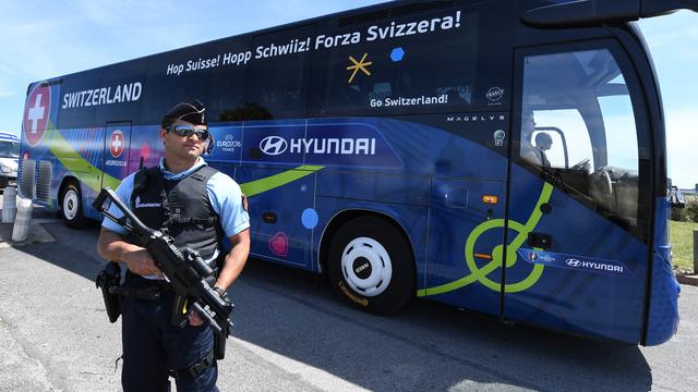 Un agent de police devant le bus de la Nati à Montpellier. [AFP - Pascal Guyot]